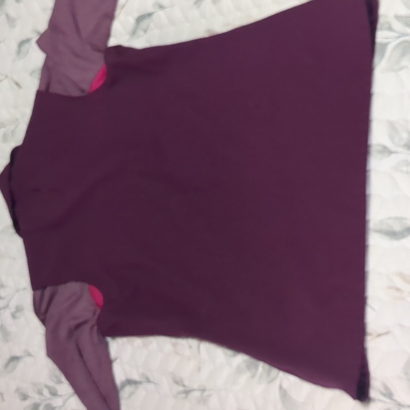 2 Nike tops - Picture 7 of 11